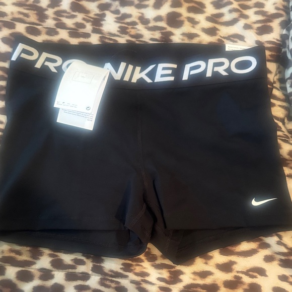 Nike Pro Women's Black Athletic Shorts NWT - Picture 1 of 4